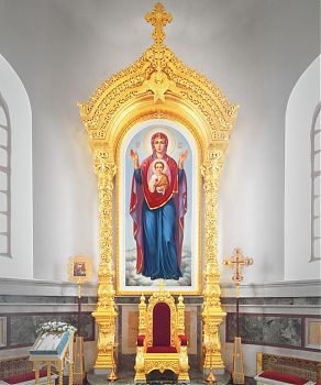 Позолоченный красивый Киот напольный из дерева "Коренная пустынь". Заказать по цене производителя для украшения православного храма