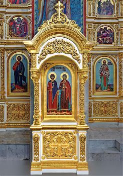 Киот напольный из дерева "Державный" сложный вариант, с позолотой (белая эмаль). Заказать по цене производителя для украшения православного храма