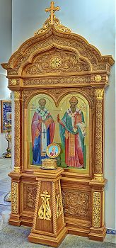 Киот напольный из дерева "Афонский" сложный, резьба, позолота. Заказать по цене производителя для украшения православного храма