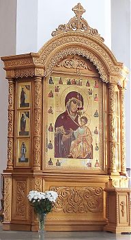 Киот напольный из дерева "Державный" трехчастный. Заказать по цене производителя для украшения православного храма