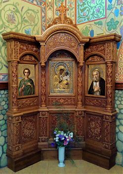 Киот напольный из дерева "Державный" тройной угловой. Заказать по цене производителя для украшения православного храма
